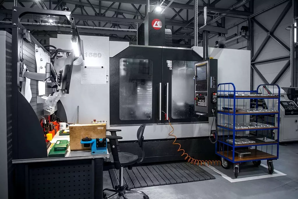 Вертикально-фрезерный станок с ЧПУ LK MACHINERY MV-1680